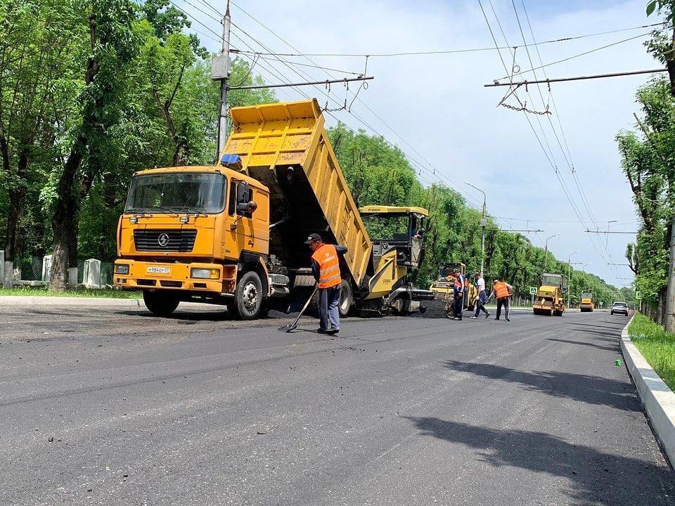 На проспекте Шогенцукова продолжаются ремонтные работы