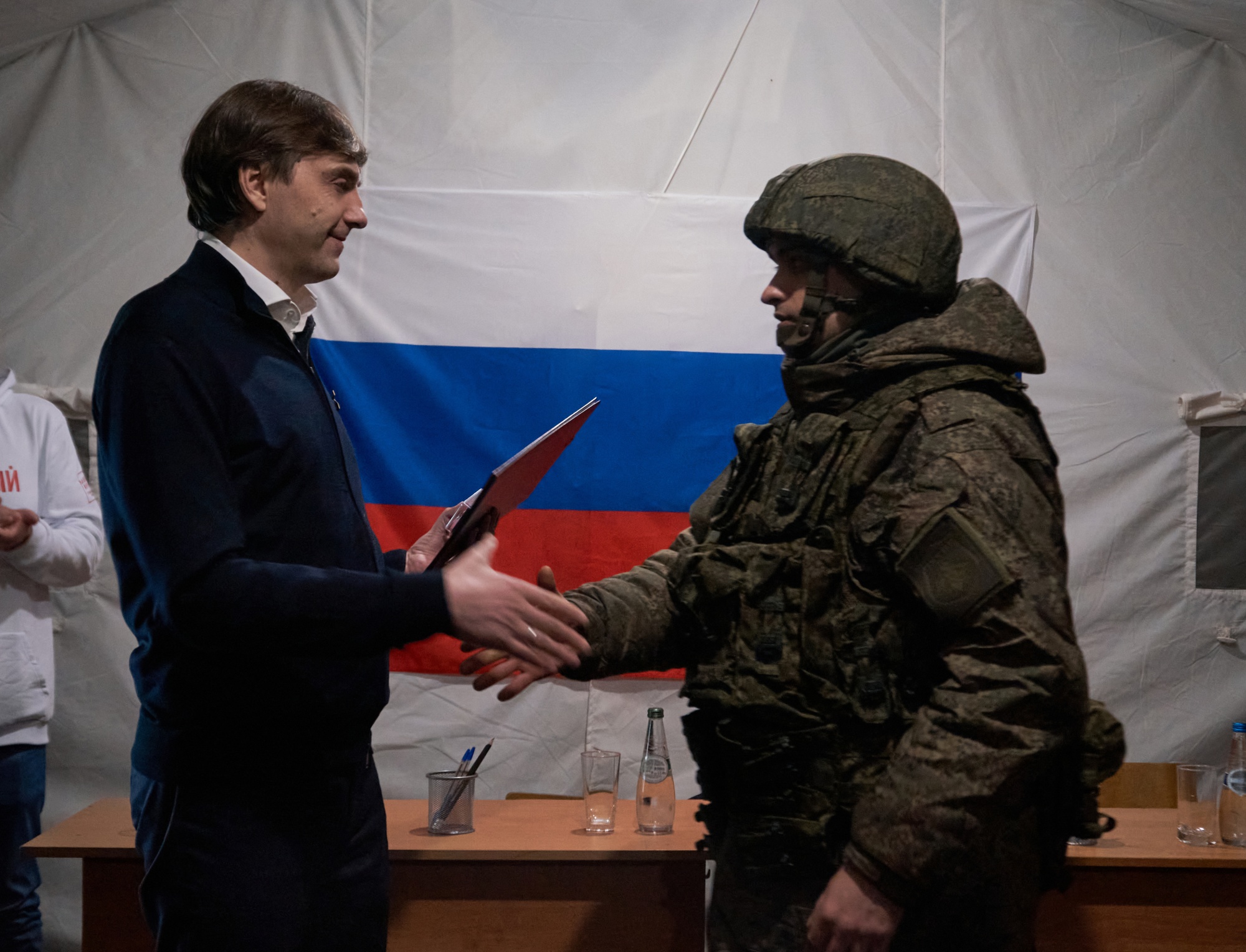 C. Кравцов вручил ведомственную награду участнику спецоперации - учителю ОБЖ Геннадию Старунову