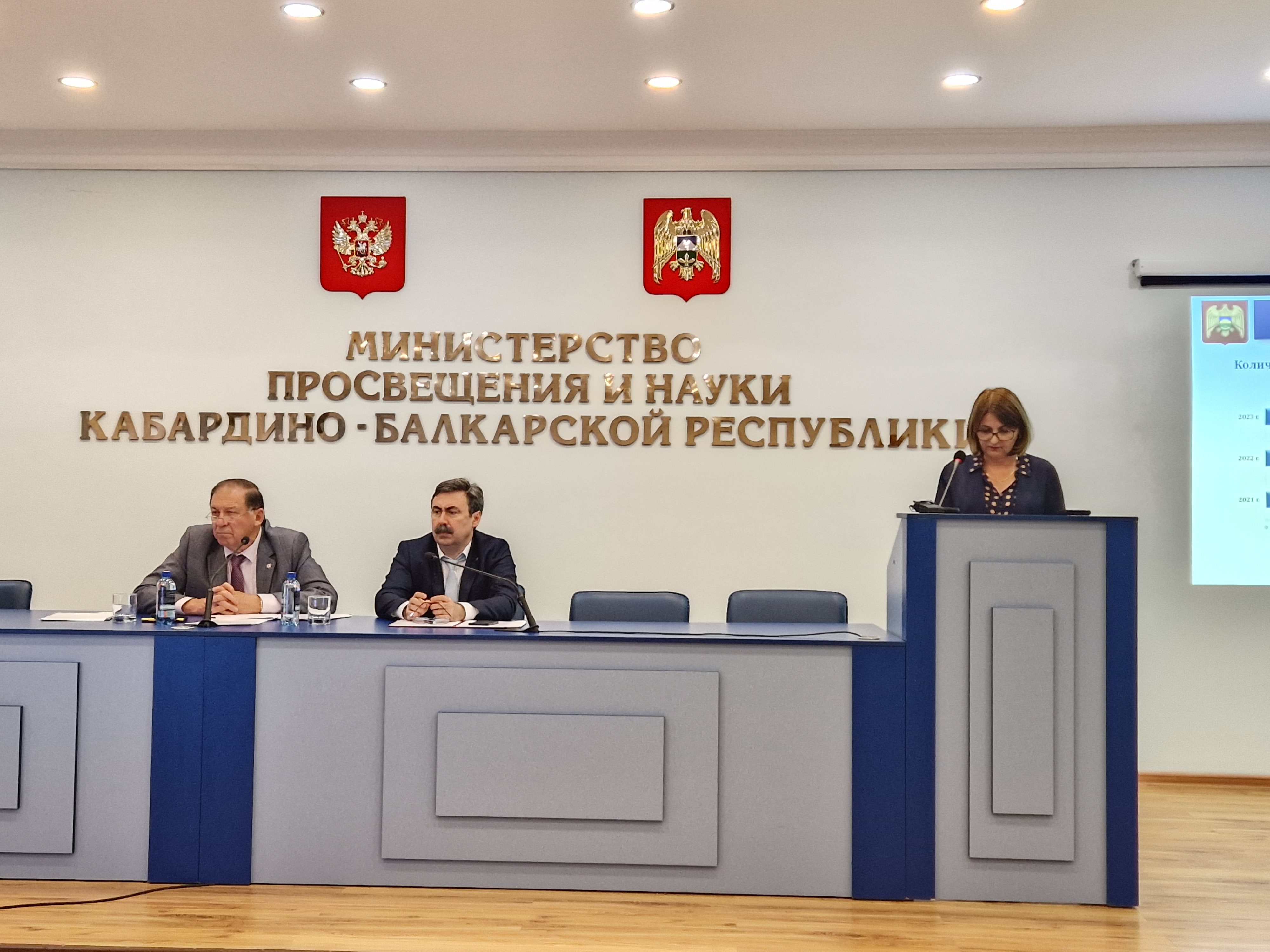 Состоялось заседание Общественного совета при Минпросвещения КБР по вопросам проведения капремонта и строительства школ