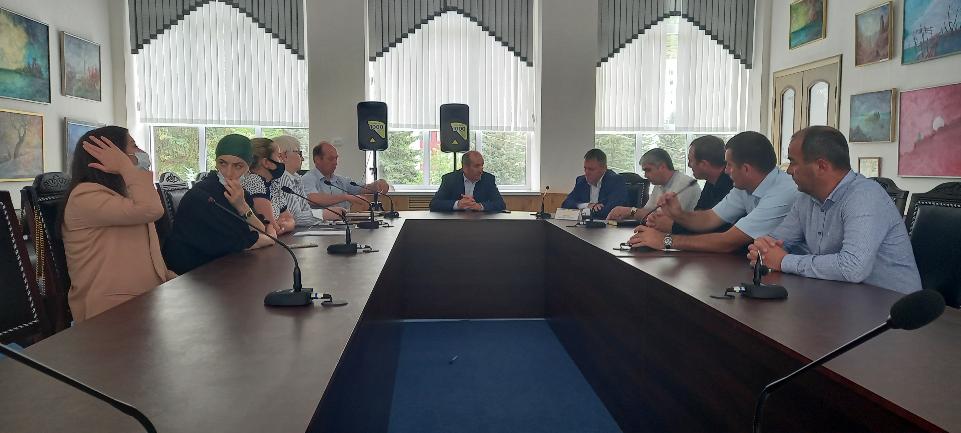 8 июля 2021 года руководитель Управления Росреестра по Кабардино-Балкарской Республике Виталий Дмитриев в формате рабочего визита встретился с исполняющим обязанности главы Эльбрусского муниципального района Курманом Соттаевым