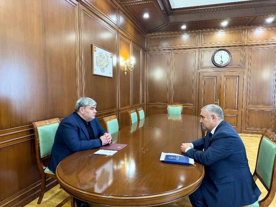 Казбек Коков провел рабочую встречу с руководителем территориального органа Росздравнадзора по КБР Алимом Ахматовым