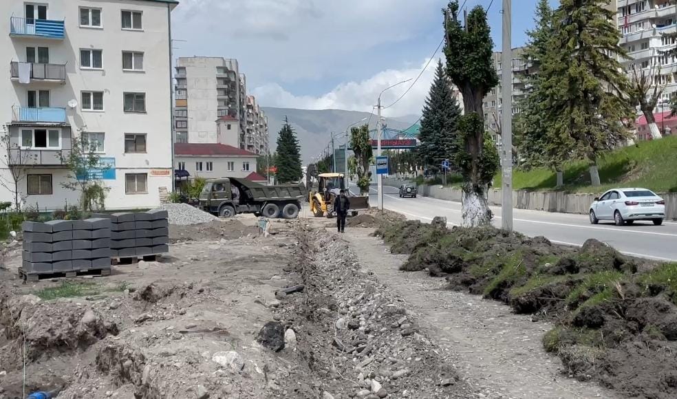 В Тырныаузе благоустраивают проспект Эльбрусский