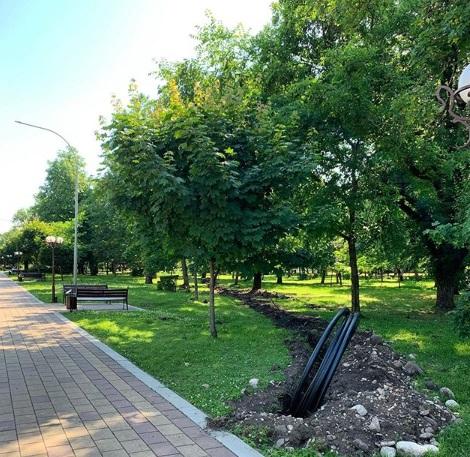 В Атажукинском саду начались работы по обустройству автоматизированной системы орошения цветочных клумб
