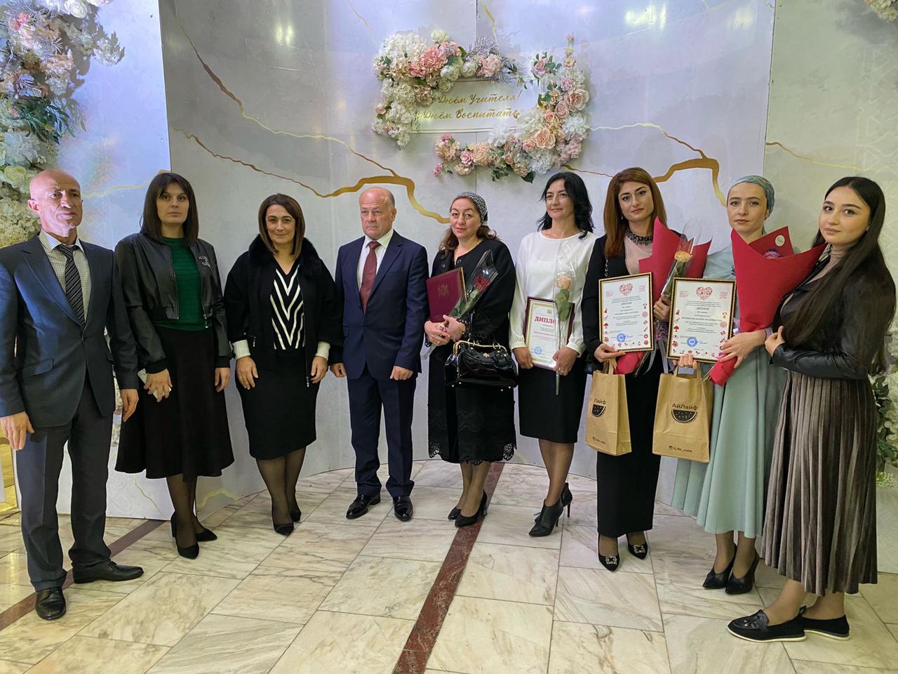 Лучшие работники образования отмечены грамотами