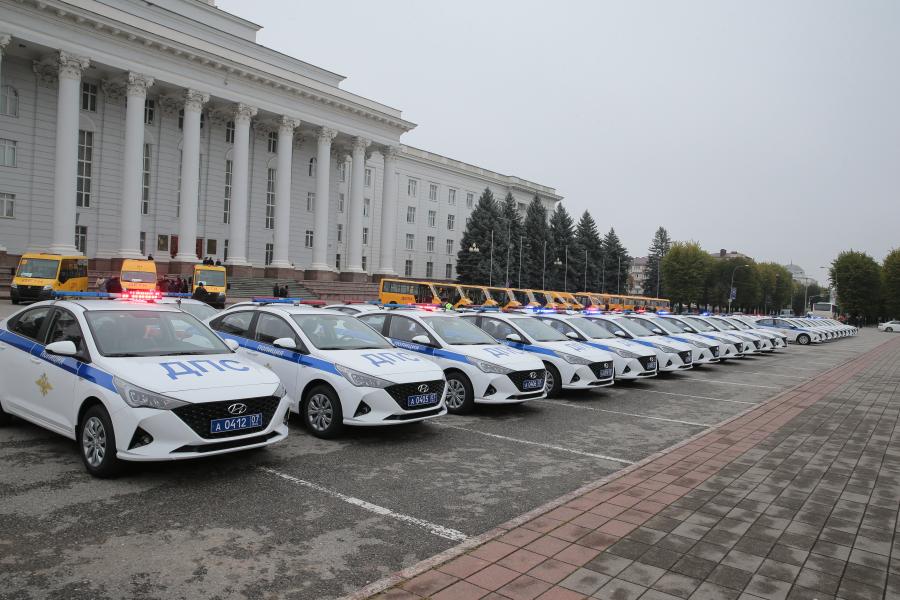 Глава КБР Казбек Коков и министр внутренних дел по КБР Василий Павлов  передали новый спецавтотранспорт подразделениям ГИБДД по КБР 