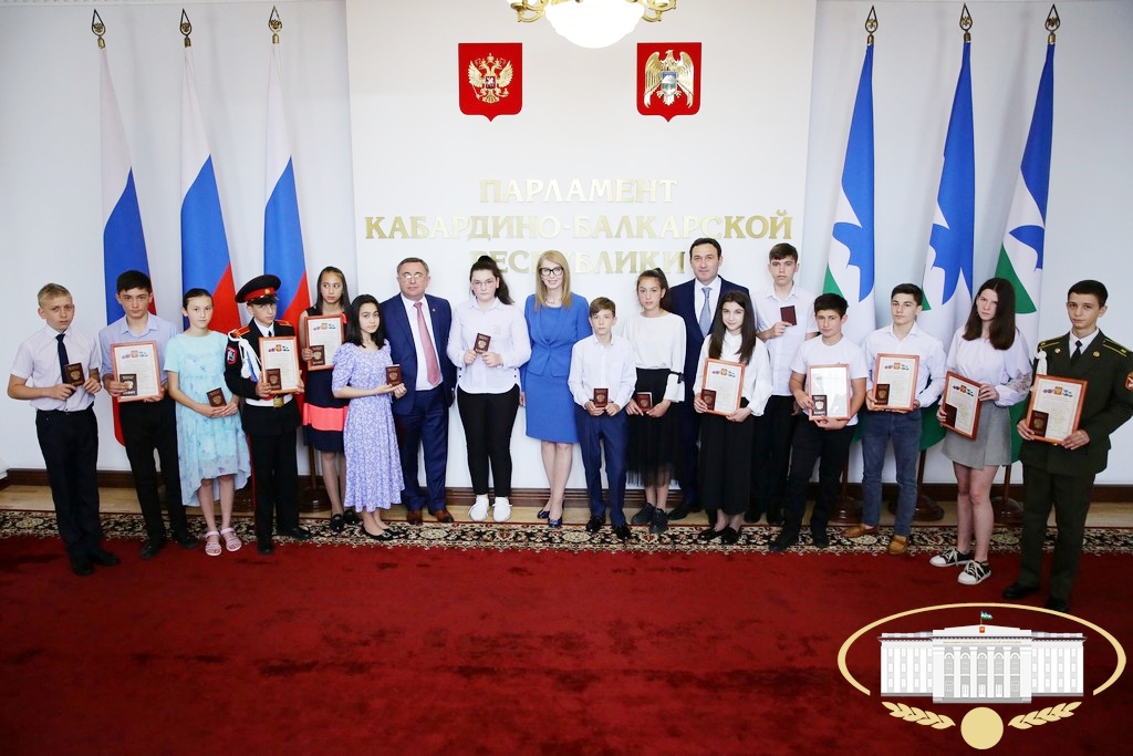 Юным гражданам вручены паспорта