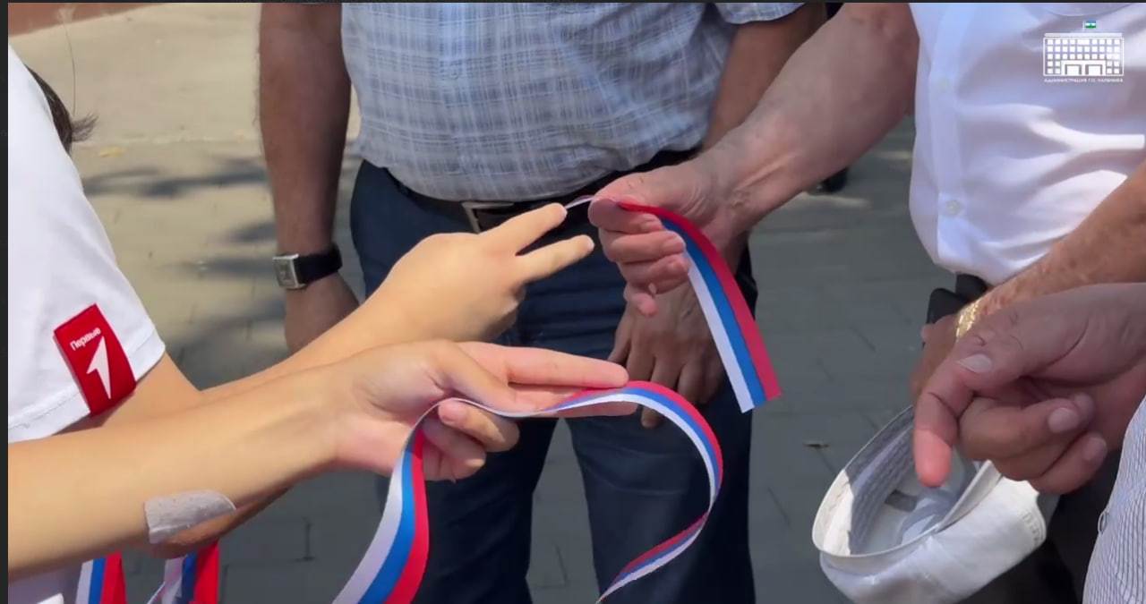 В Нальчике прошла торжественная церемония поднятия флагов, приуроченная ко Дню Государственного флага Российской Федерации. 