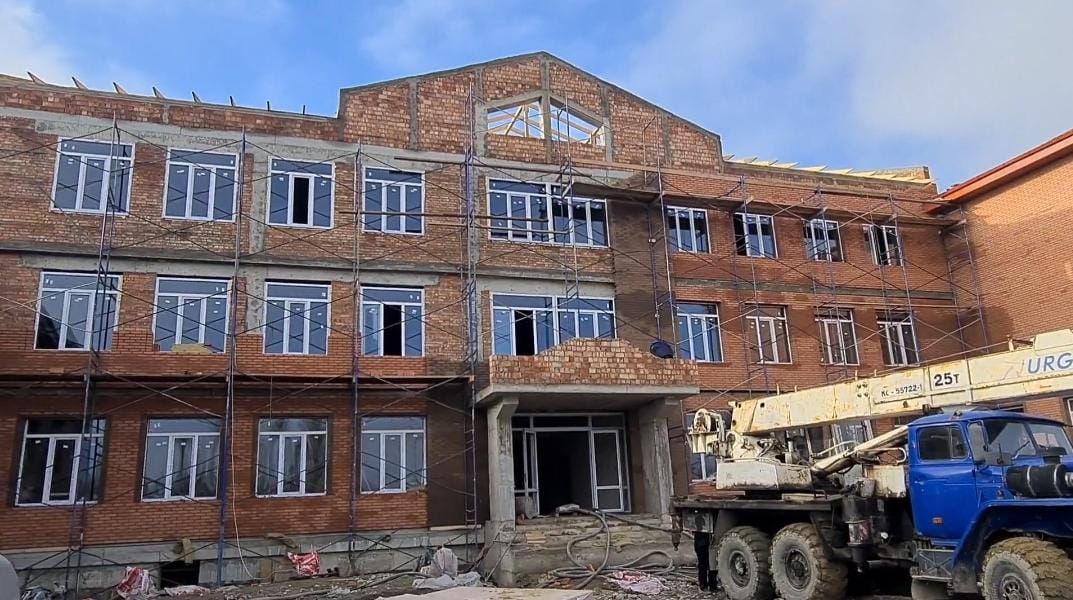 В селении Прималкинское продолжают возводить новую школу