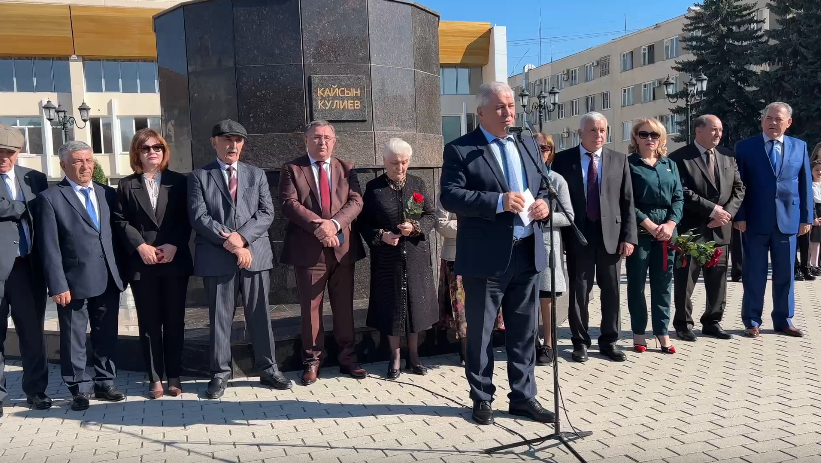 В Нальчике возложили цветы к памятнику народному поэту КБР Кайсыну Кулиеву