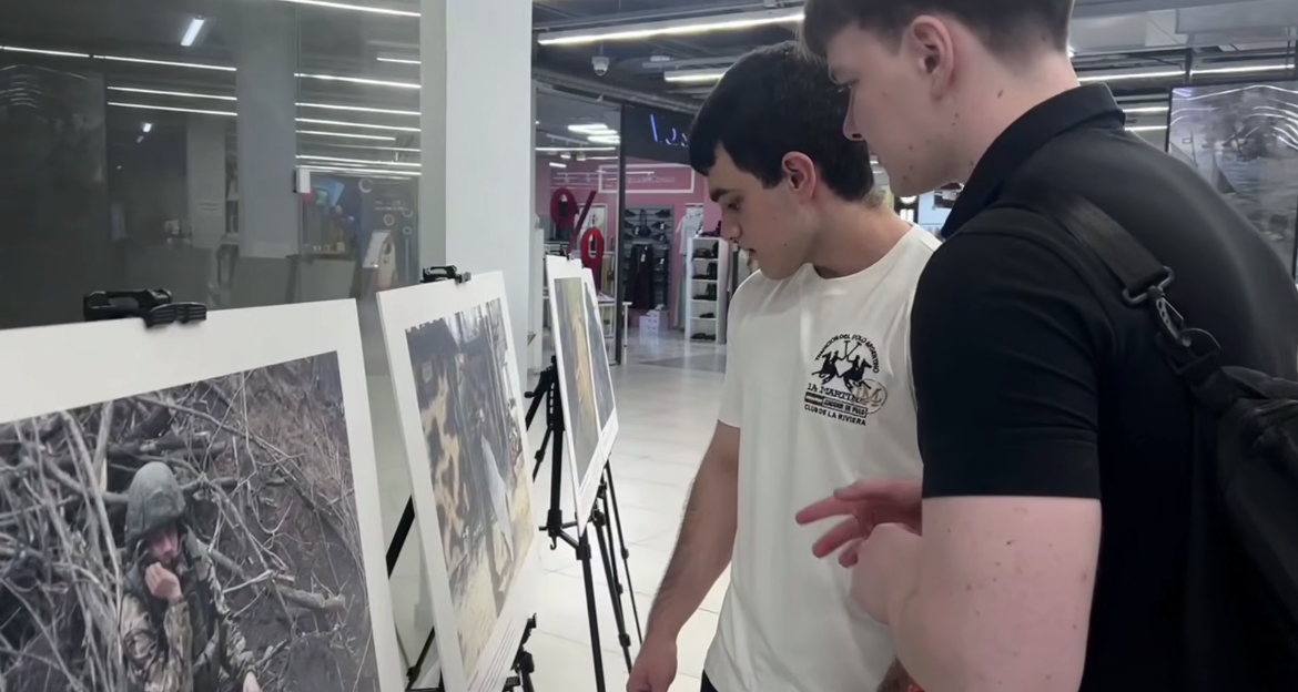 В торговых комплексах Нальчика открылись фотовыставки «Донбасс глазами очевидцев» и «Семейный альбом»