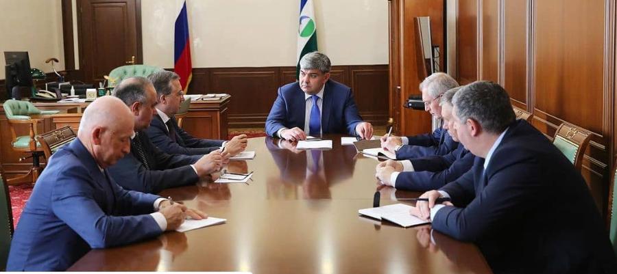 Провел совещание по итогам работы на Петербургском международном экономическом форуме. 