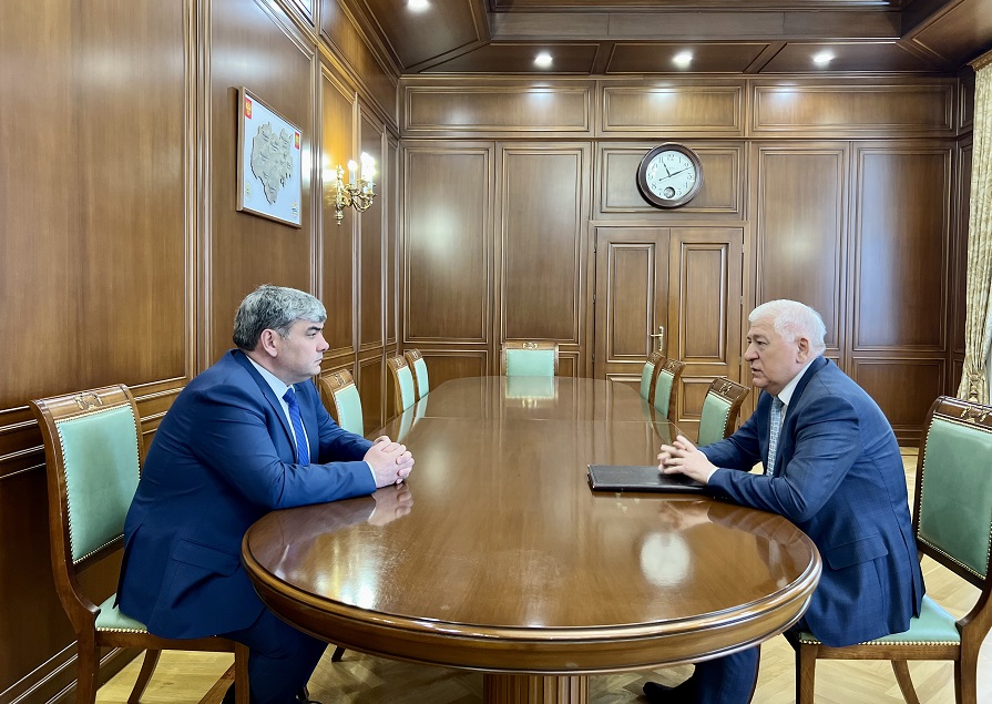 Казбек Коков обсудил с руководителем регионального отделения Пенсионного фонда Николаем Баковым вопросы организации социальных выплат с 1 мая