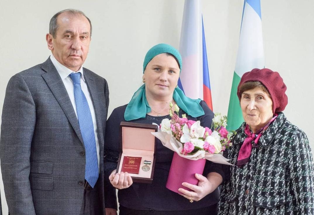 Марьям Акбулатова награждена медалью "Материнская слава".