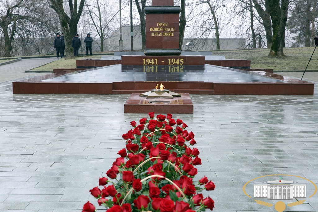Парламентарии возложили цветы к мемориалу "Вечный огонь Славы"