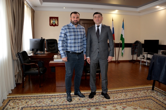 Министр спорта КБР Ислам Хасанов встретился с одним из самых титулованных бойцов ММА в Республике Азаматом Мурзакановым