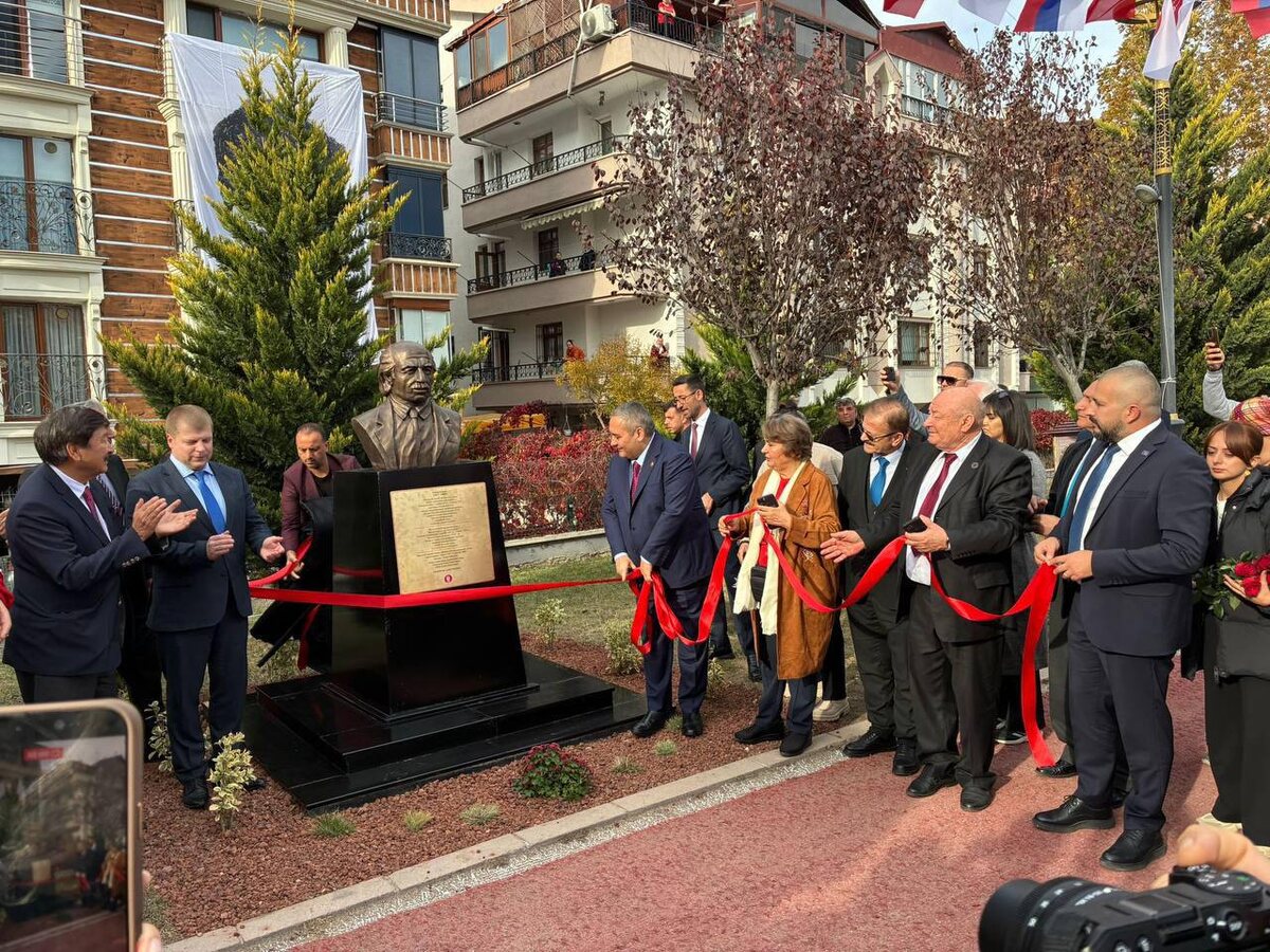 Бюст Кайсына Кулиева скульптора Леуана Ахматова установлен в парке Анкары