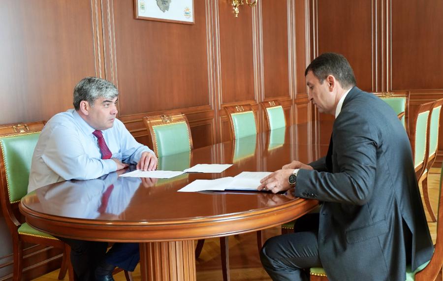 Казбек Коков провел рабочую встречу с руководителем Управления Федерального казначейства по КБР Шумахо Утижевым 