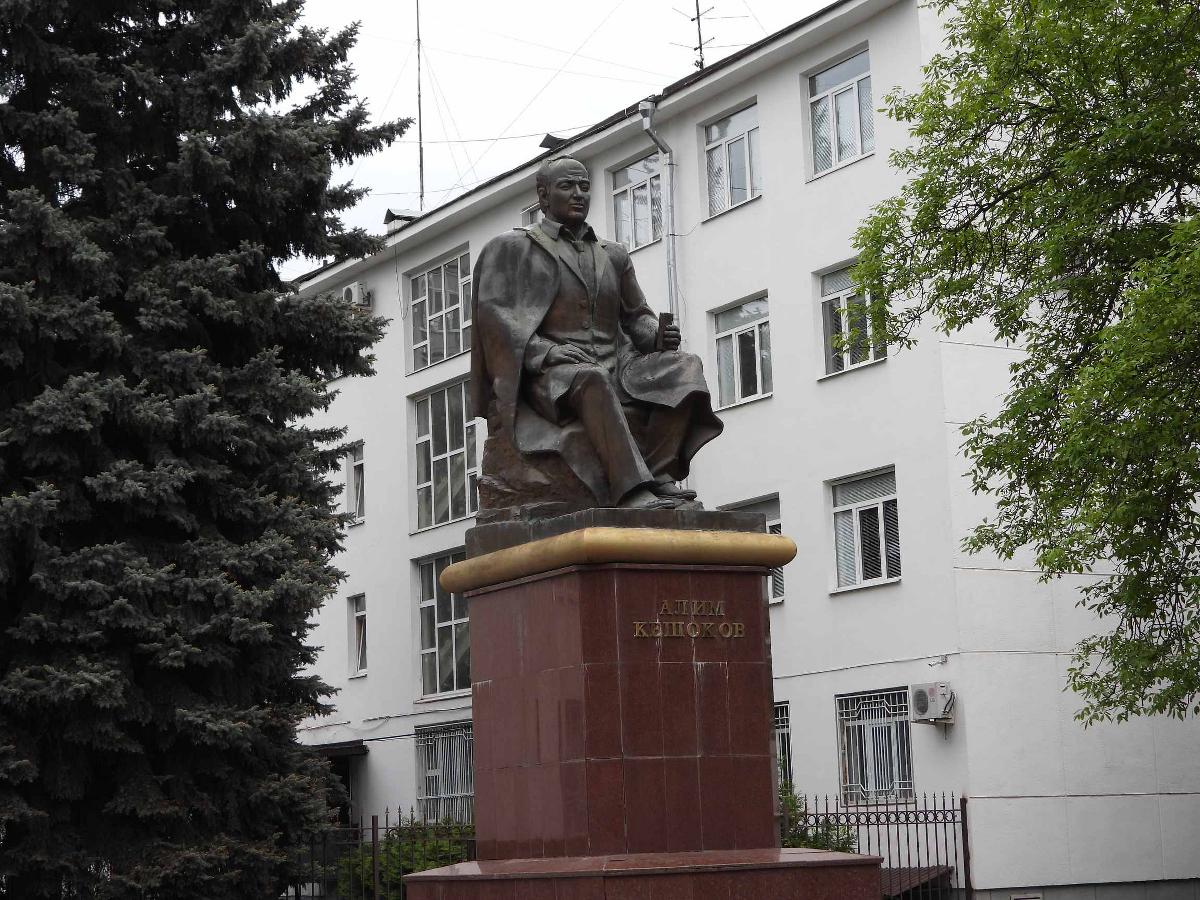 В Нальчике пройдет церемония возложения цветов к памятнику Алима Кешокова