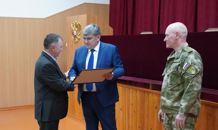 Казбек Коков и Сергей Захаров вручили ордена Мужества сотрудникам Управления Росгвардии по КБР