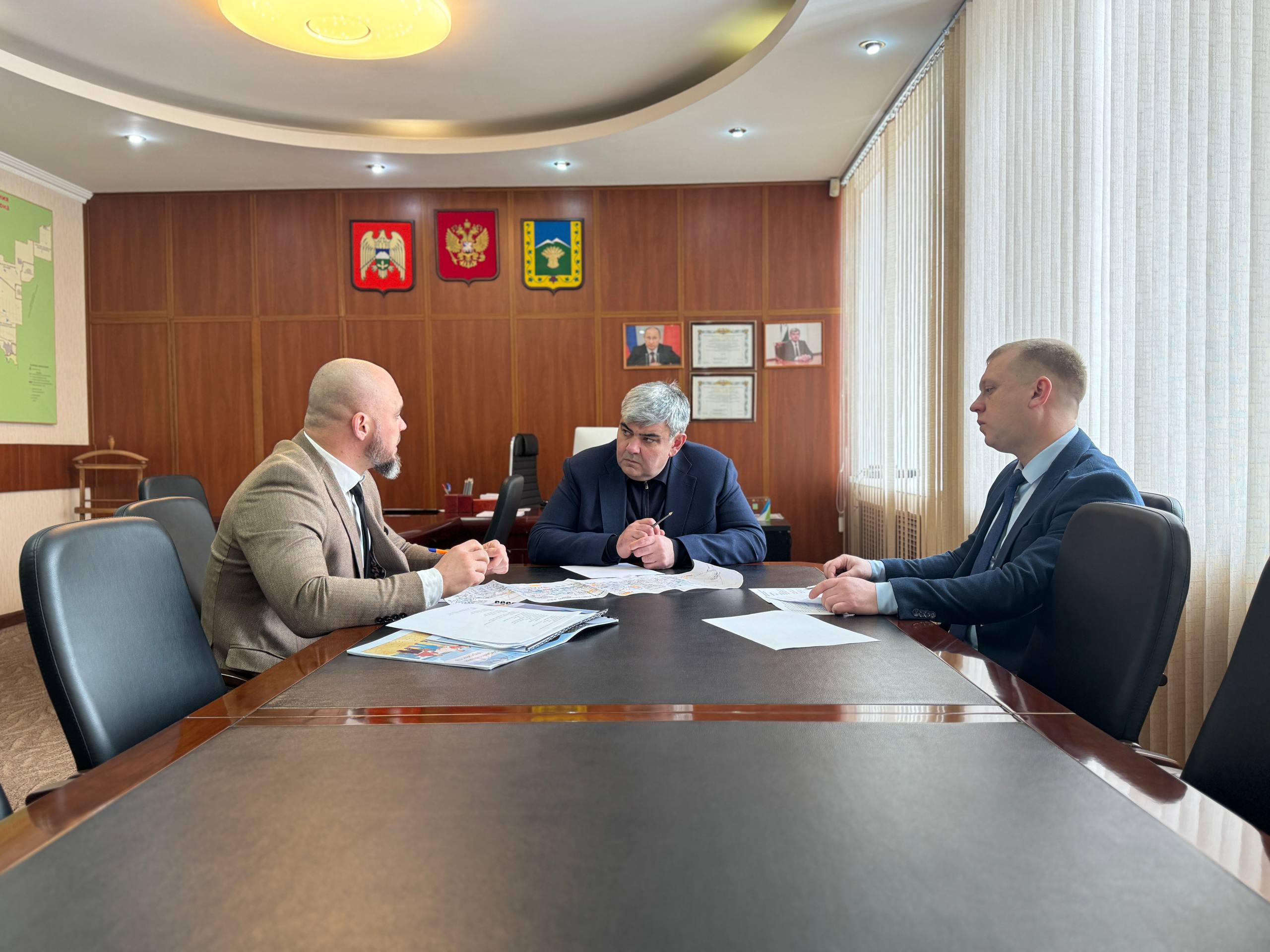 Казбек Коков в ходе рабочей поездки встретился с главами администраций г.о.Прохладный и Прохладненского района