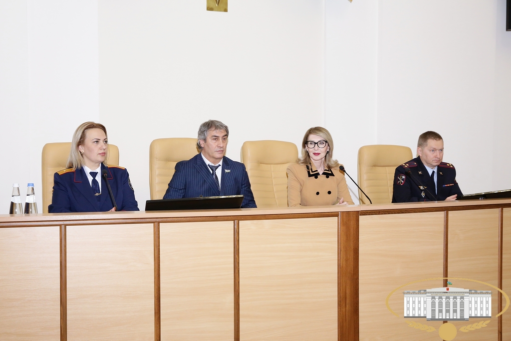 Татьяна Егорова вручила школьникам паспорта гражданина РФ