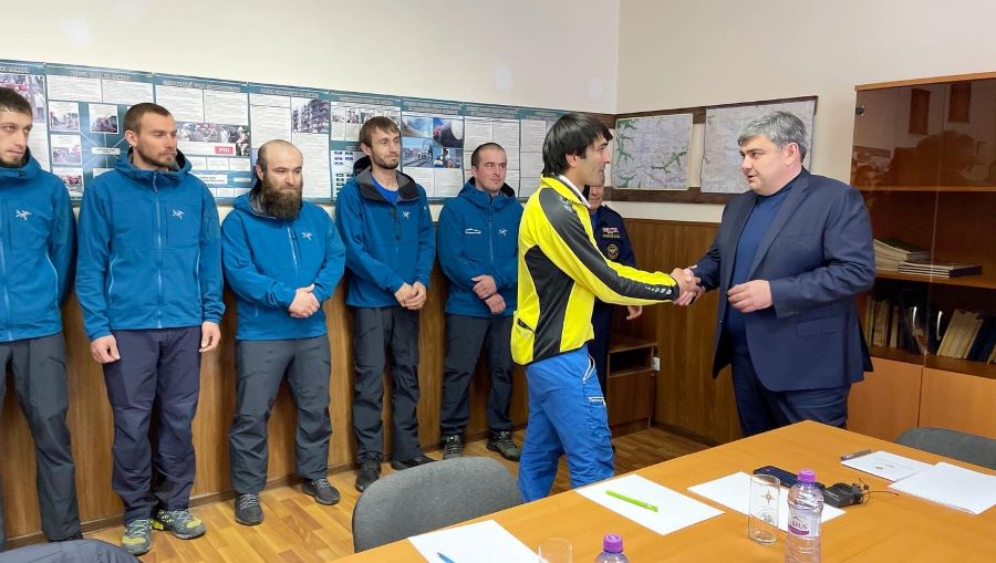 Глава КБР Казбек Коков встретился со спасателями высокогорного отряда в Терсколе