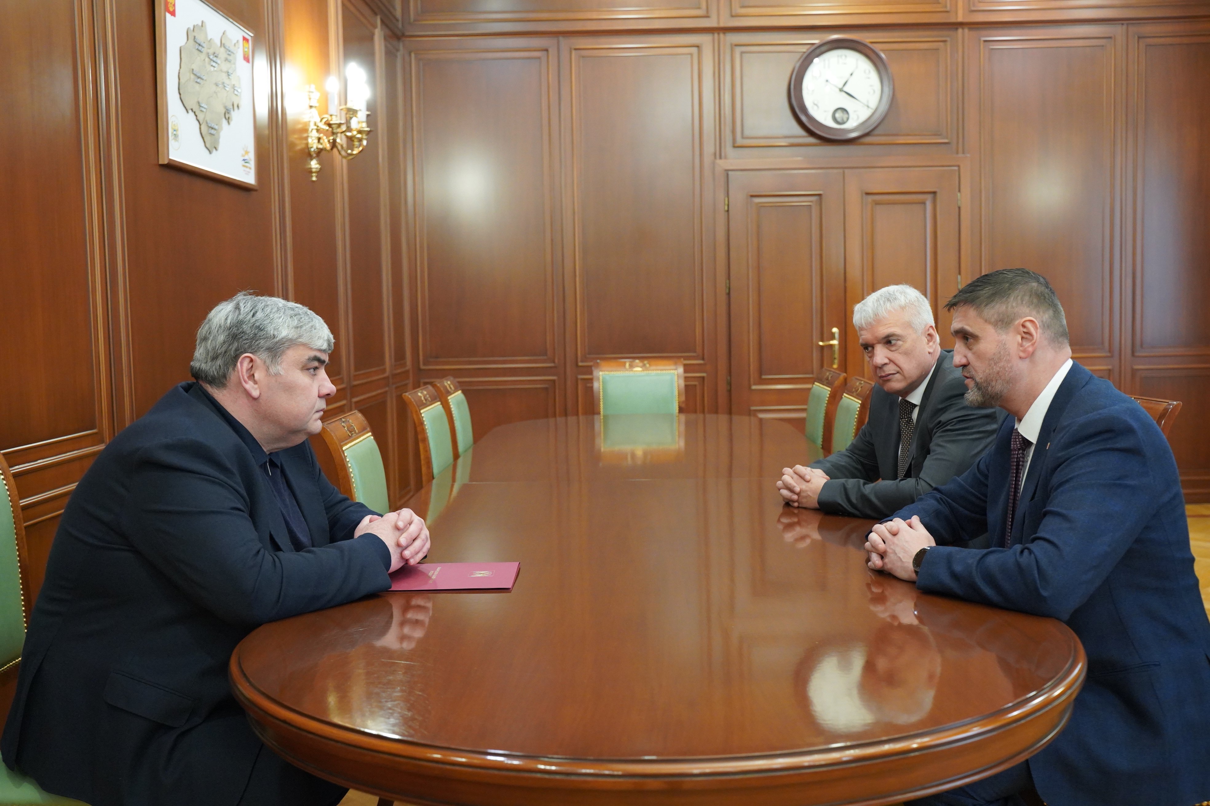 Глава КБР Казбек Коков провел рабочую встречу с Петром Конюшенко - заместителем Министра энергетики РФ, и Владимиром Надыкто - заместителем полномочного представителя Президента РФ в СКФО