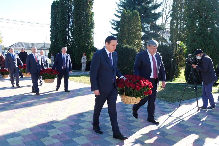 Казбек Коков и Владимир Перцов возложили цветы к Вечному огню славы воинам Великой Отечественной войны в Чегеме