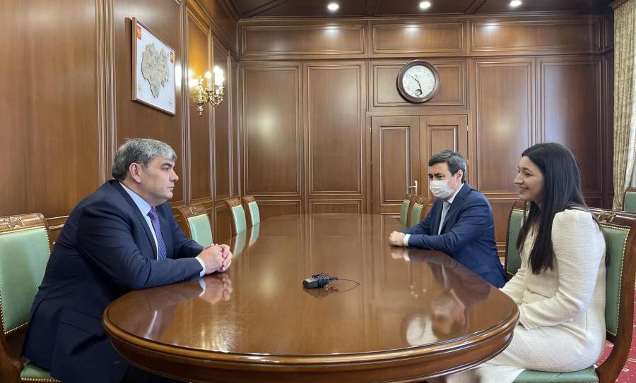 Казбек Коков провел встречу с лауреатом Всероссийского конкурса «Учитель года — 2021» Кариной Кушховой
