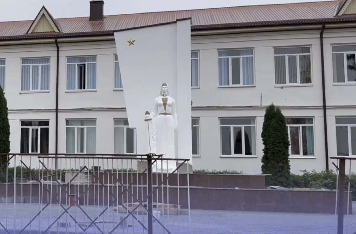 В Аргудане восстанавливают памятник советским воинам