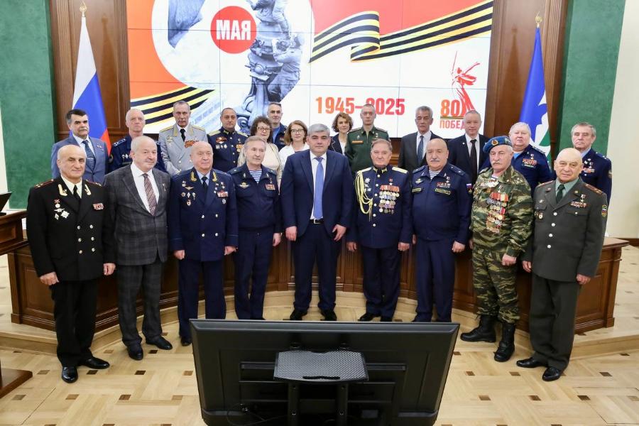 Глава КБР Казбек Коков встретился с Героями Российской Федерации