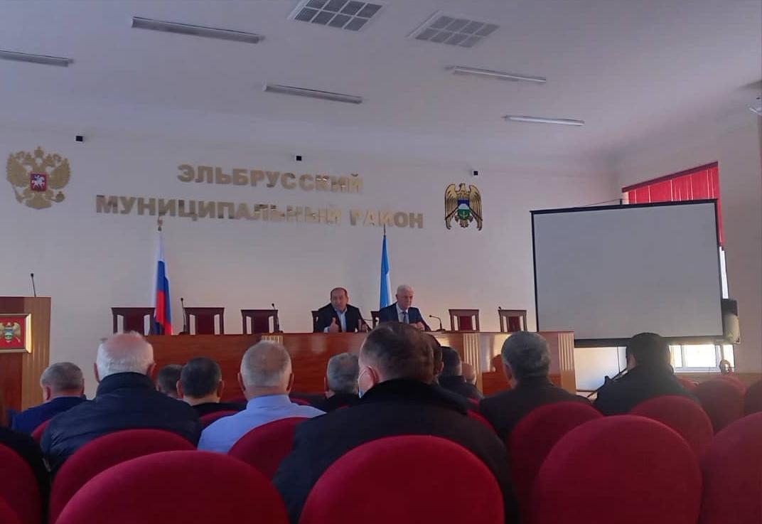 И.о.главы местной администрации Эльбрусского муниципального района Курман Соттаев провёл рабочее совещание по вопросу организации общегородского субботника 19 ноября.