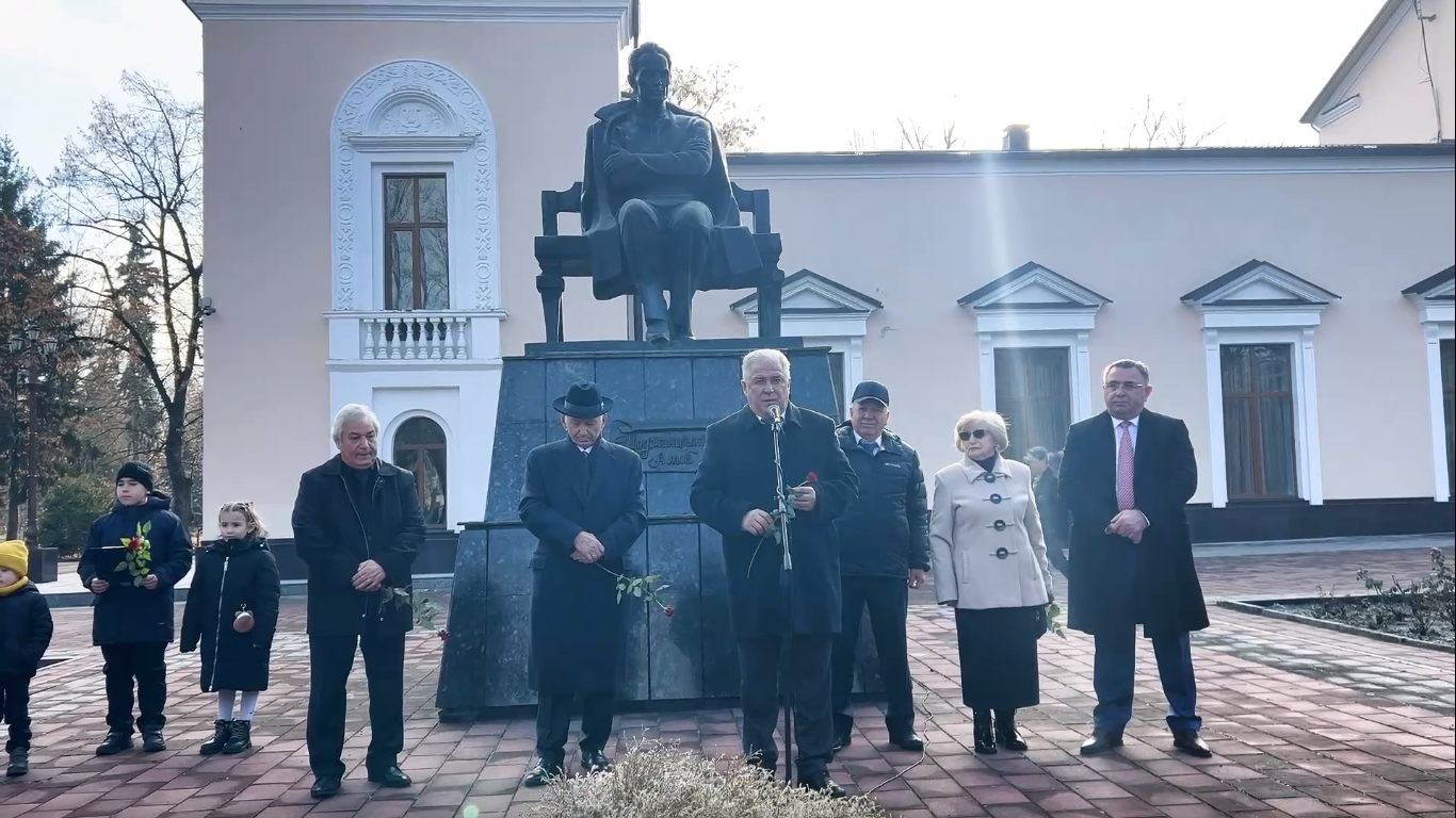 В Нальчике возложили цветы к памятнику Али Шогенцукову