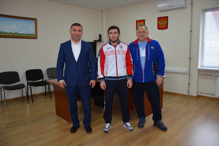 В министерстве спорта КБР прошла встреча с обладателем Кубка мира по греко-римской борьбе Жамболатом Локьяевым