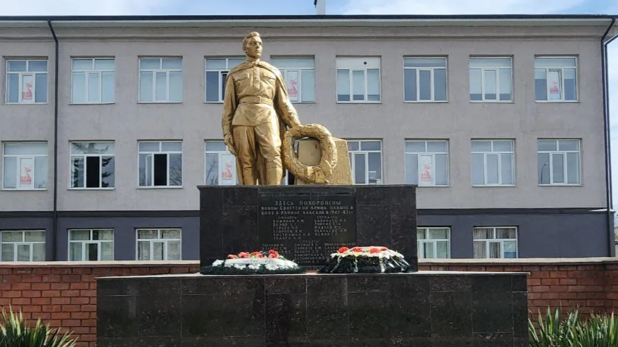 Памятники Баксана. Памятник погибшим воинам Великой Отечественной войны. Братская могила