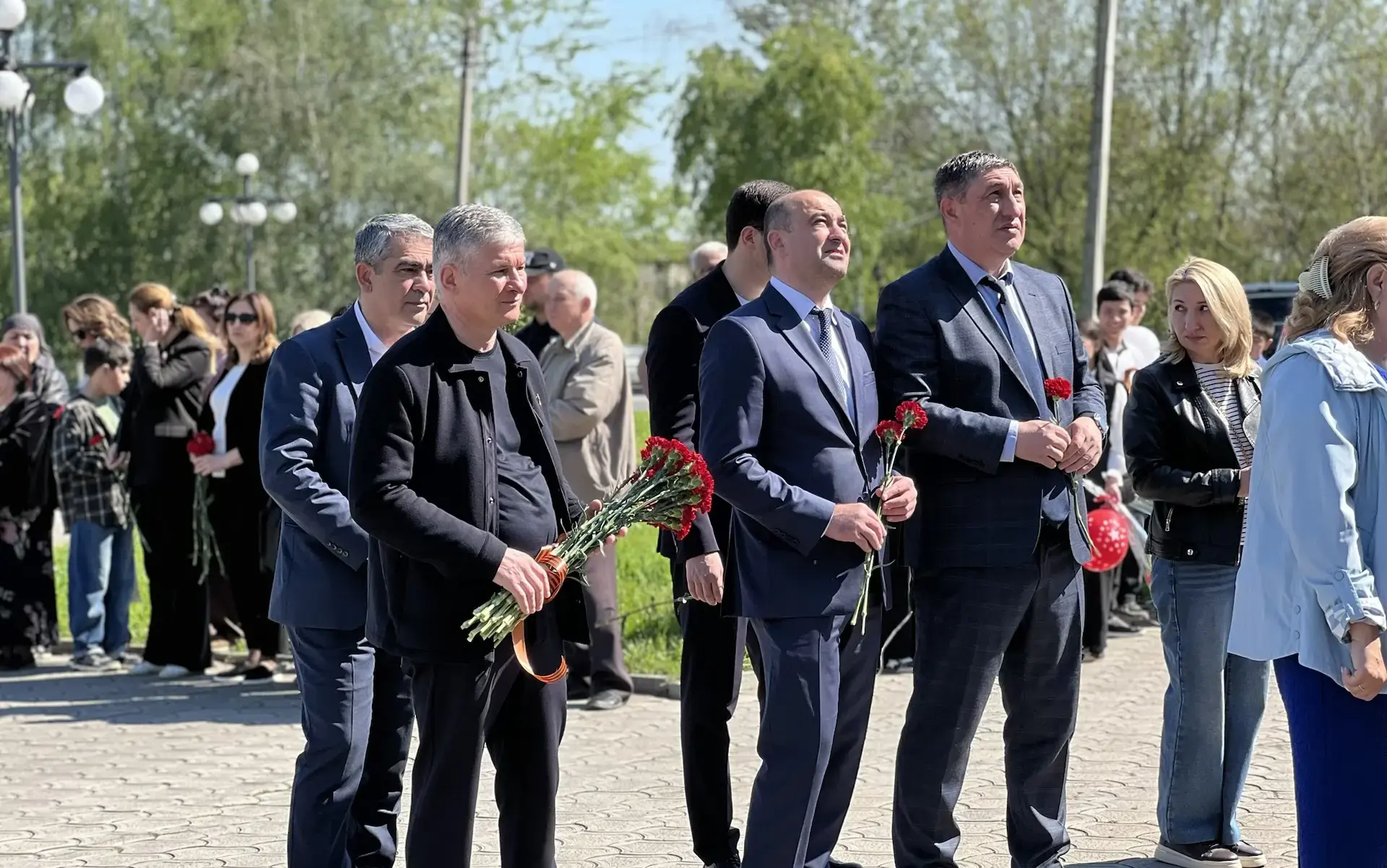 В день празднования Великой Победы, сотрудники Министерства труда и социальной защиты КБР по поручению министра Тахира Тогузаева почтили память героев у других мемориалов города Нальчика