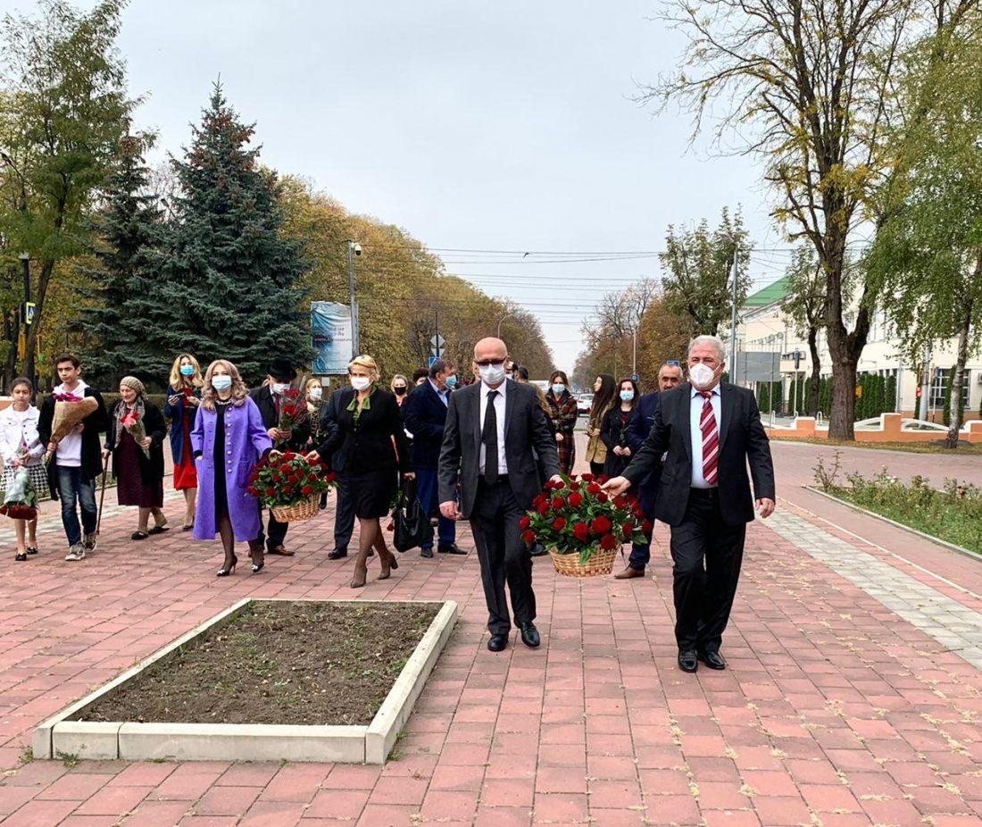 Церемония возложения цветов состоялась в честь 120-й годовщины со дня рождения Али Шогенцукова