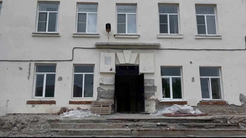 В рамках национального проекта «Молодежь и дети» и регионального проекта «Россия - страна возможностей» в г.п. Залукокоаже полным ходом идет капитальная реконструкция здания Районного центра дополнительного образования